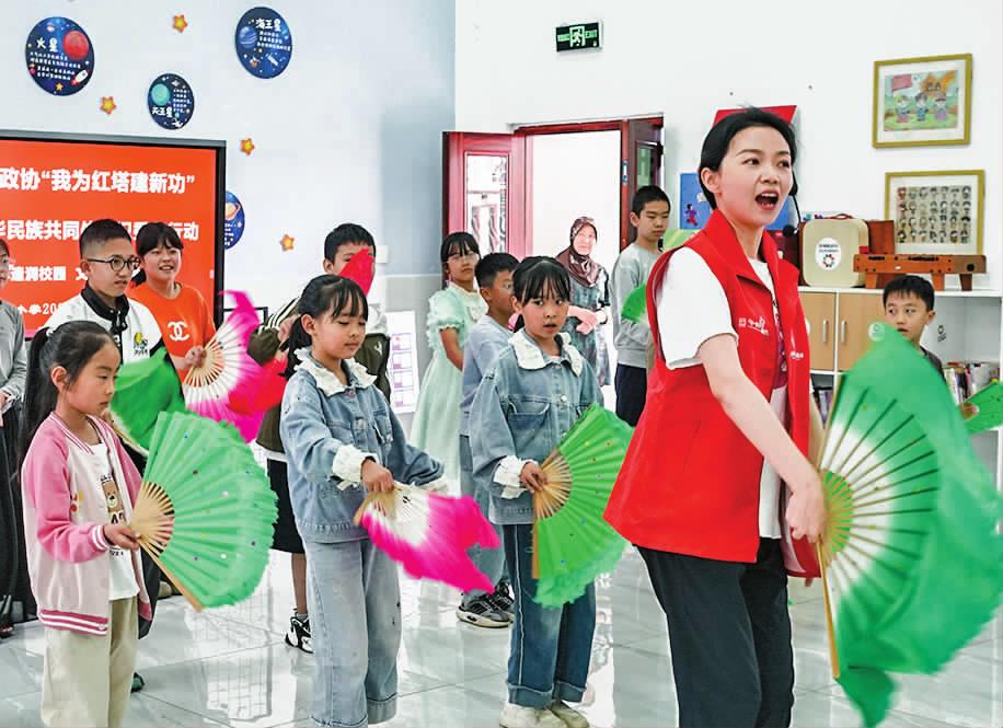 小學生暑期體驗花燈戲魅力